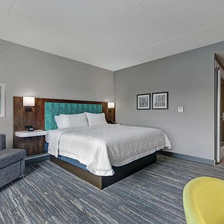 Hampton Inn Peterborough Exterior photo