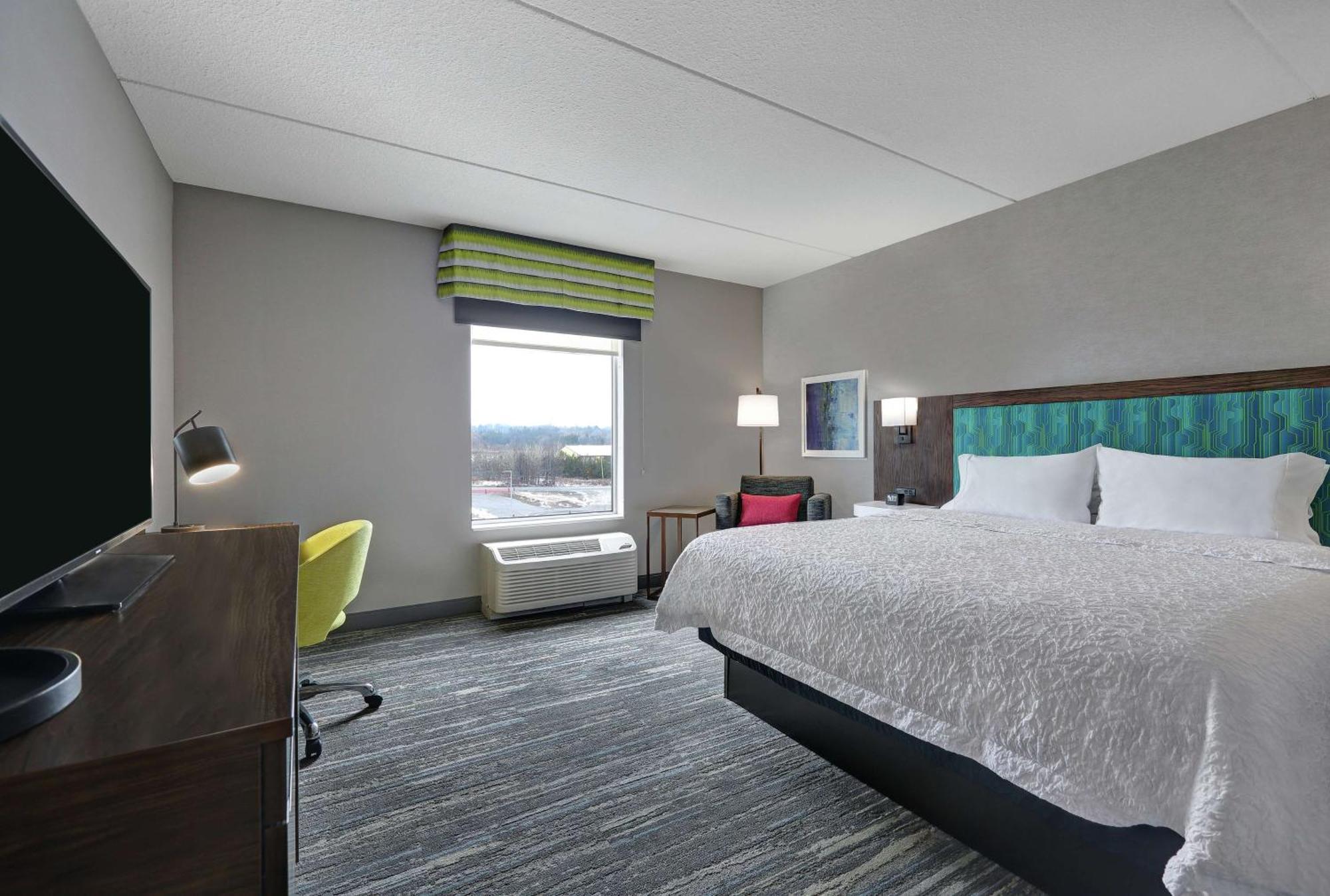 Hampton Inn Peterborough Exterior photo