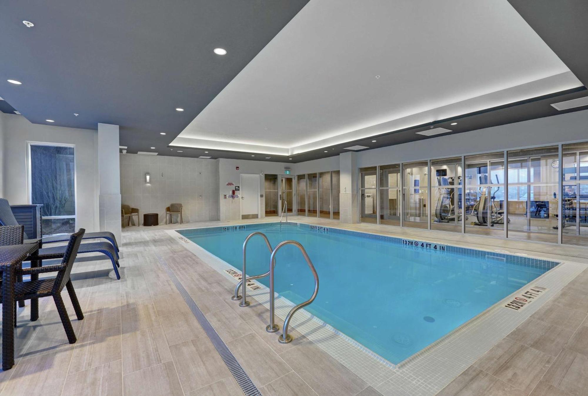 Hampton Inn Peterborough Exterior photo